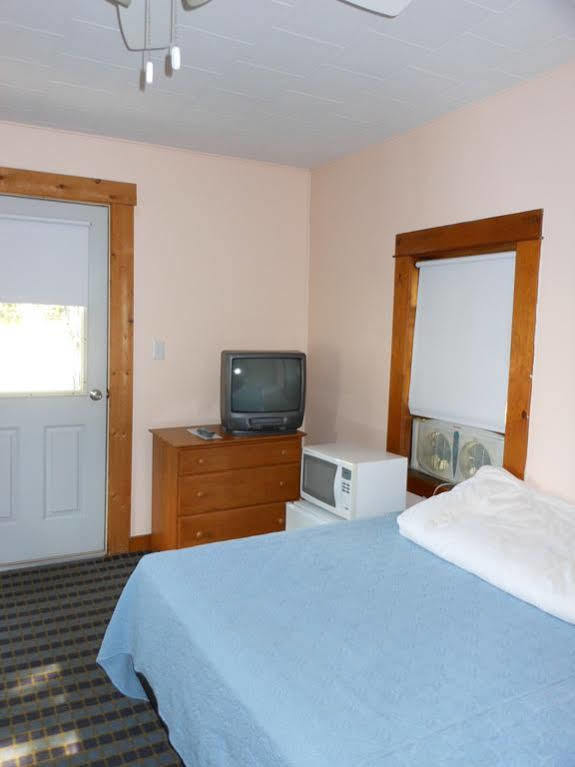 Katahdin Cabins Hotel Millinocket ภายนอก รูปภาพ